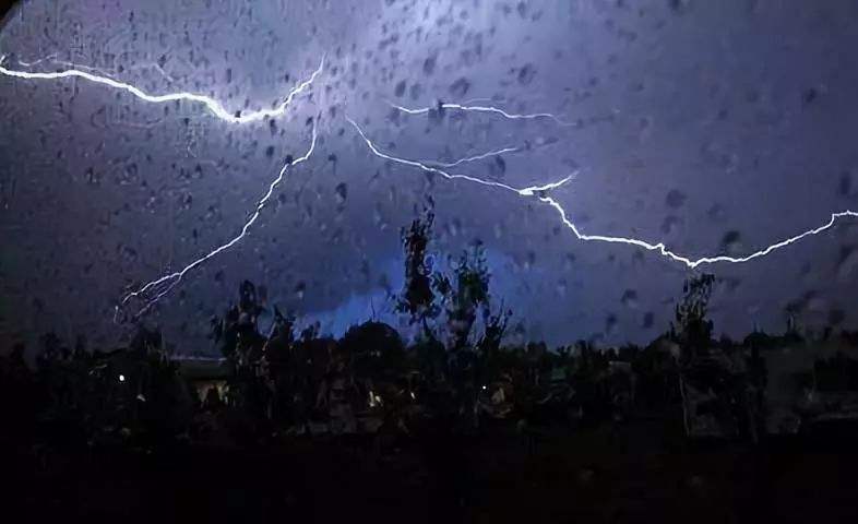 暴雨來(lái)襲，請(qǐng)注意人身安全