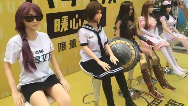 高傲的“單身”還是選擇人體硅膠娃娃？